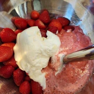 Immersion blender with strawberries, gaps homemade yogurt and honey
